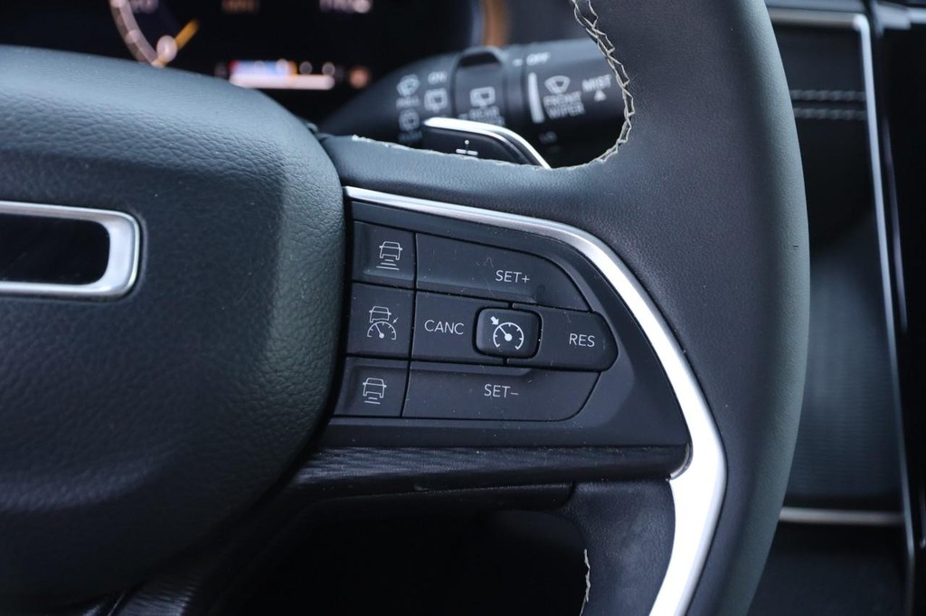 Jeep Grand Cherokee Vehicle Full-screen Gallery Image 12