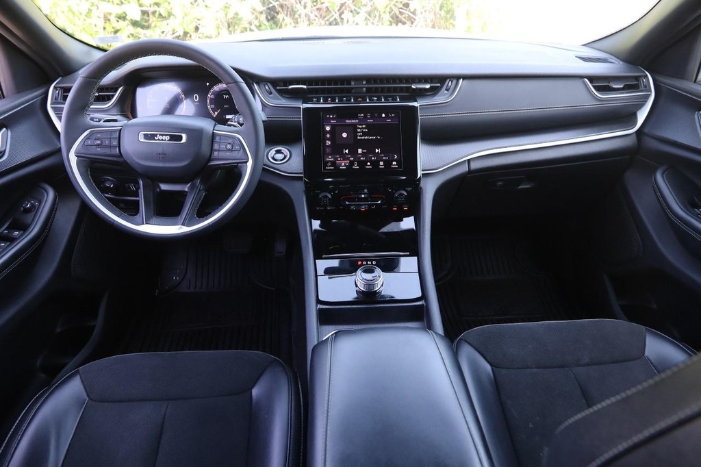 Jeep Grand Cherokee Vehicle Full-screen Gallery Image 19