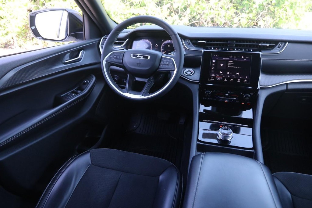 Jeep Grand Cherokee Vehicle Full-screen Gallery Image 20