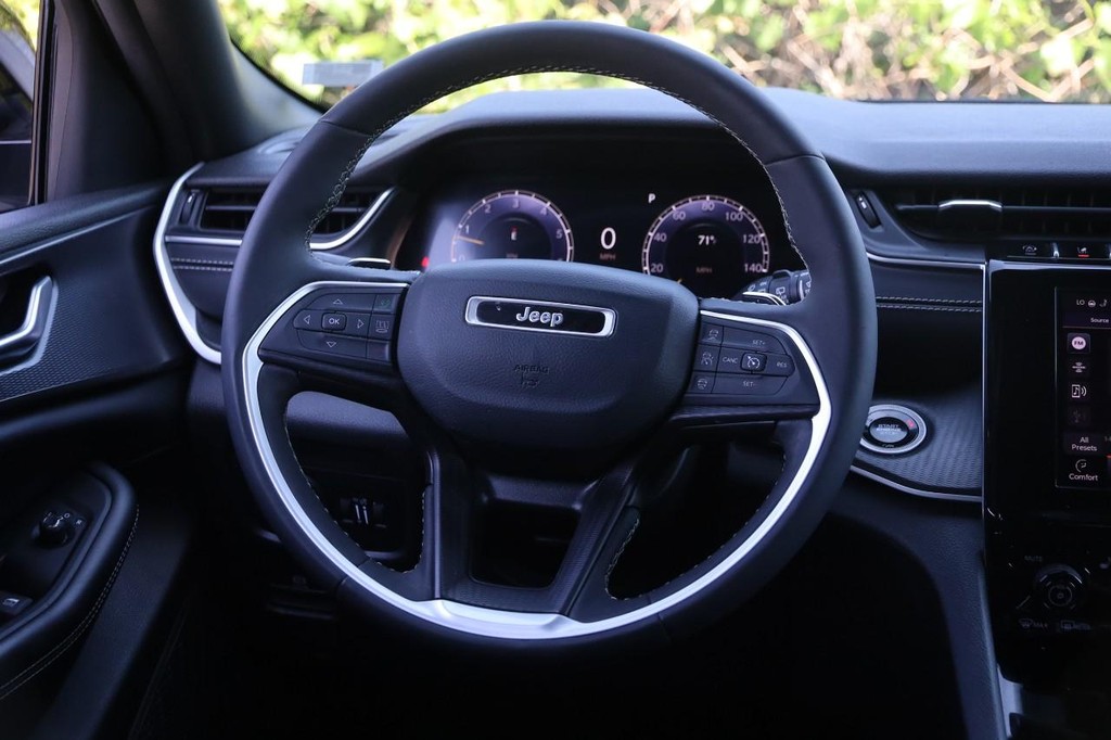 Jeep Grand Cherokee Vehicle Full-screen Gallery Image 21