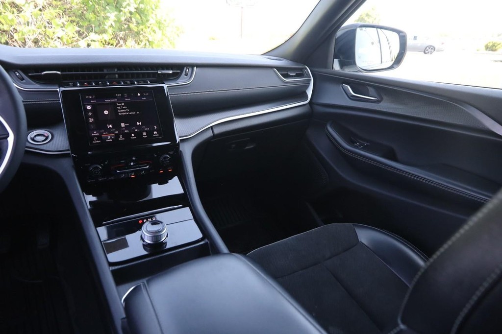 Jeep Grand Cherokee Vehicle Full-screen Gallery Image 23