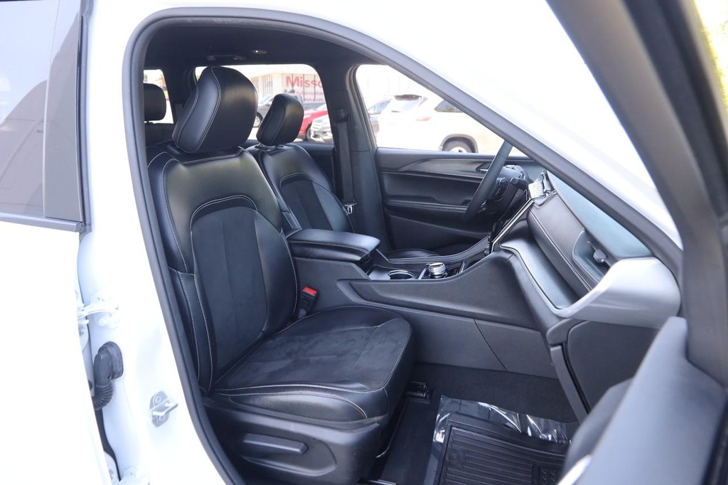 Jeep Grand Cherokee Vehicle Full-screen Gallery Image 24