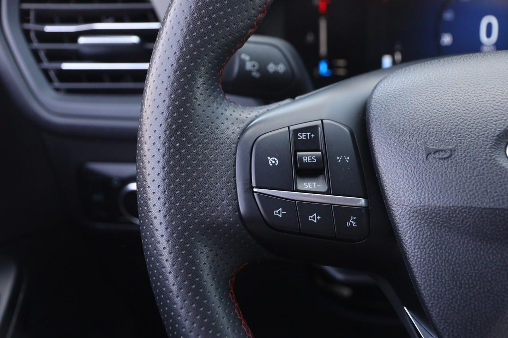 Ford Escape Vehicle Full-screen Gallery Image 12