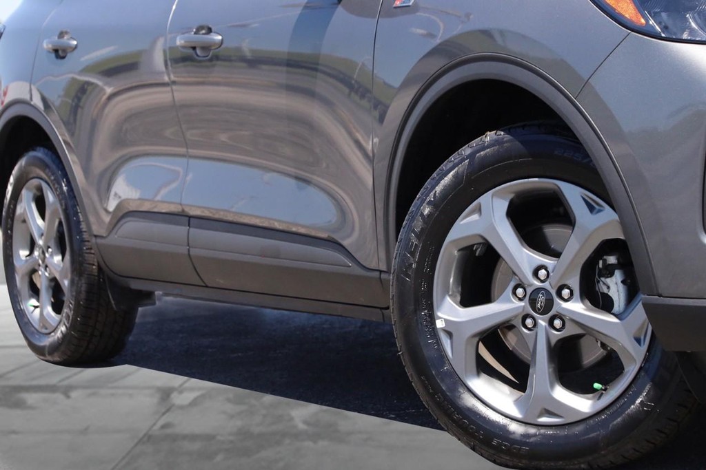 Ford Escape Vehicle Full-screen Gallery Image 3