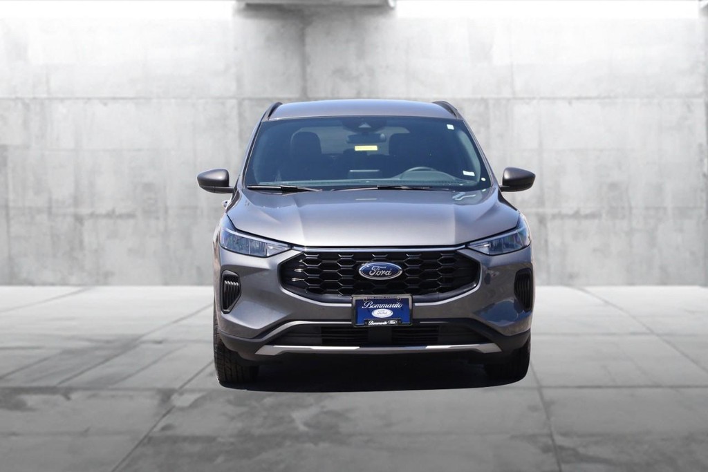 Ford Escape Vehicle Full-screen Gallery Image 4