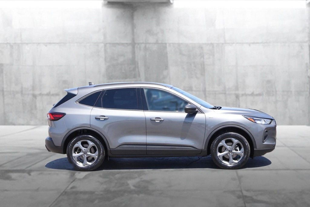 Ford Escape Vehicle Full-screen Gallery Image 5