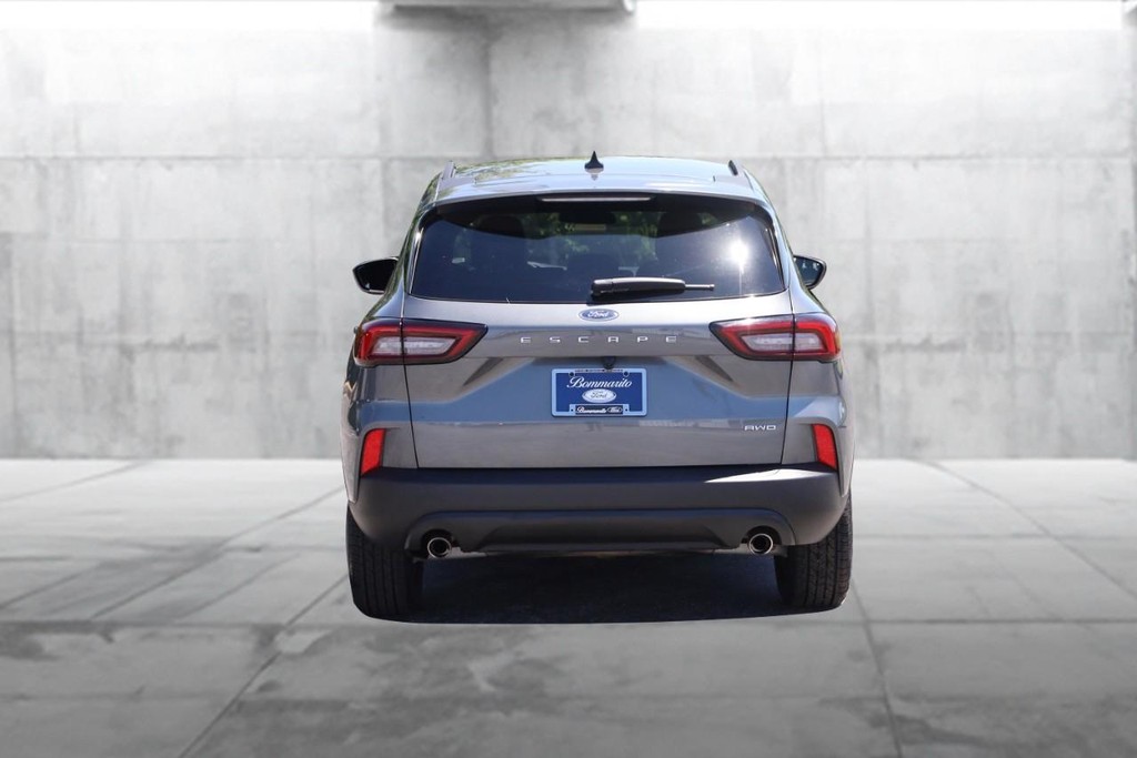 Ford Escape Vehicle Full-screen Gallery Image 6