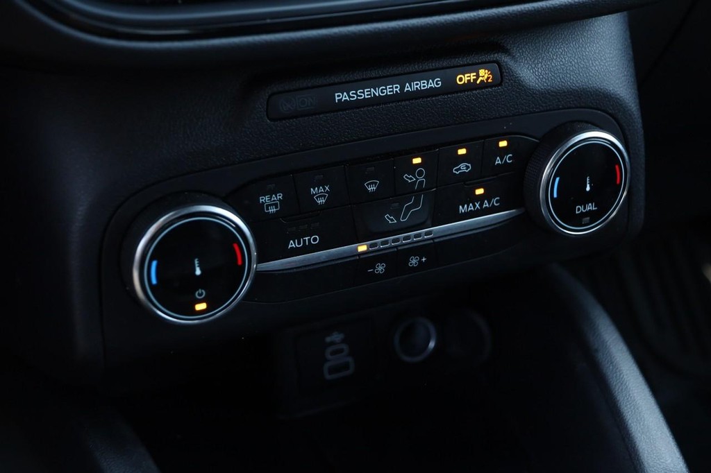 Ford Escape Vehicle Full-screen Gallery Image 18