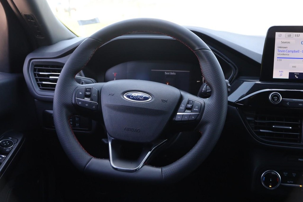 Ford Escape Vehicle Full-screen Gallery Image 24
