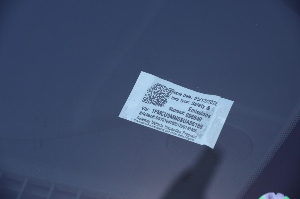 Ford Escape Vehicle Full-screen Gallery Image 30