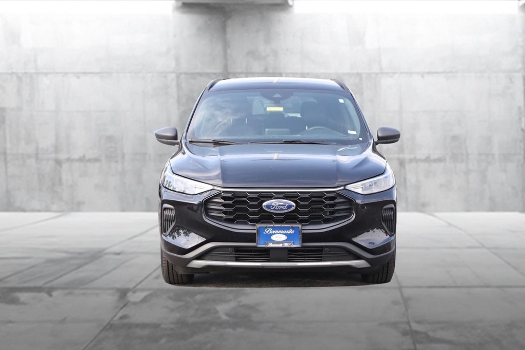 Ford Escape Vehicle Full-screen Gallery Image 4