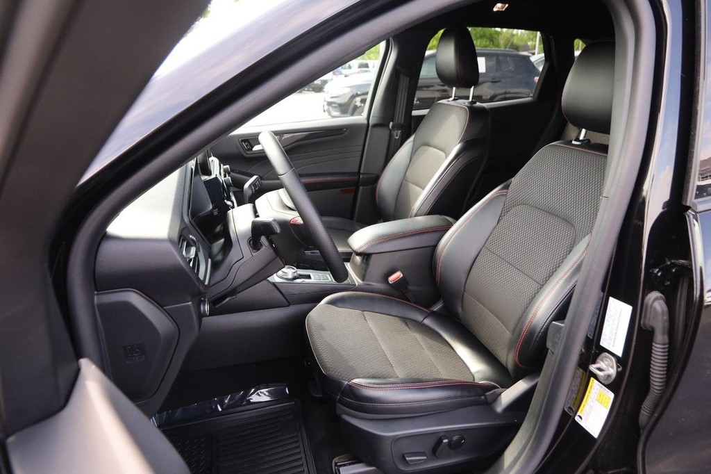 Ford Escape Vehicle Full-screen Gallery Image 8