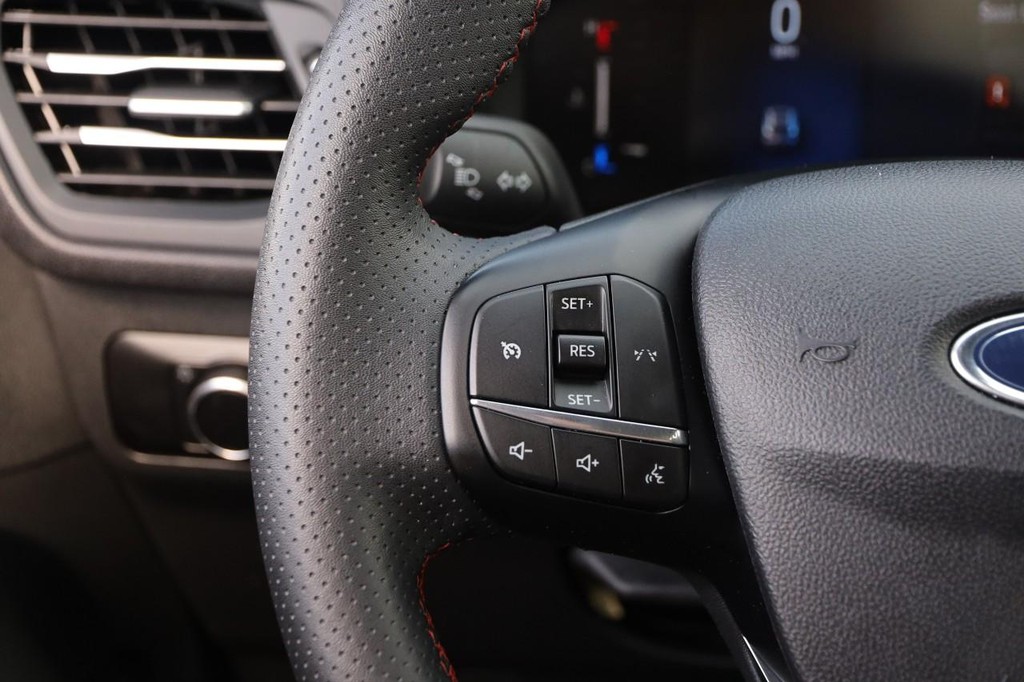 Ford Escape Vehicle Full-screen Gallery Image 11