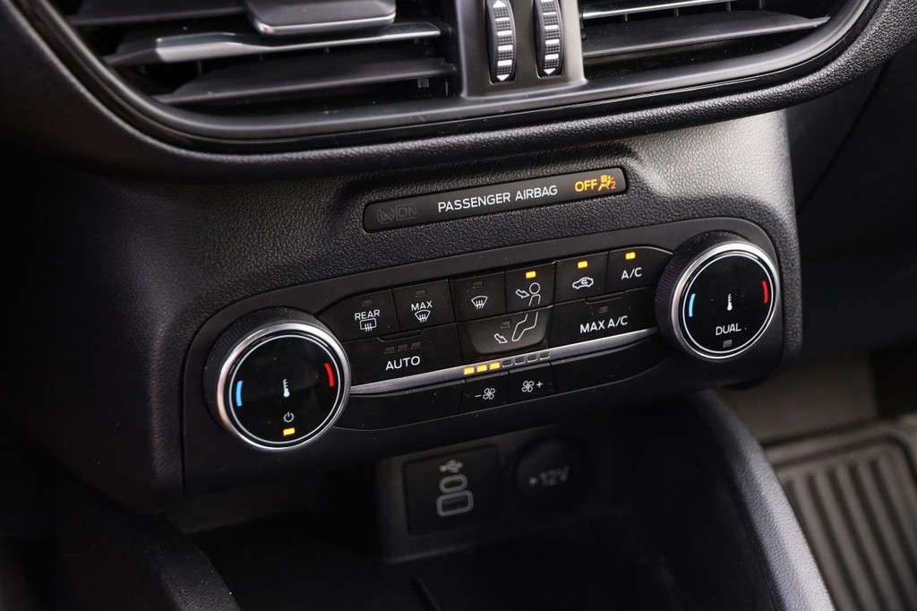 Ford Escape Vehicle Full-screen Gallery Image 17
