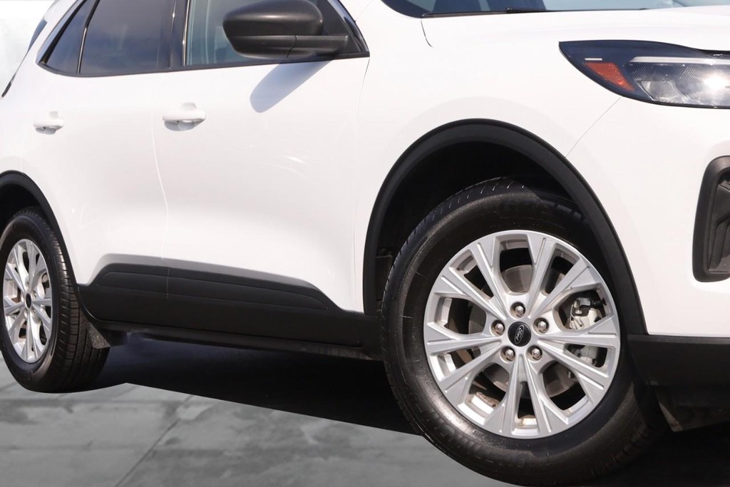 Ford Escape Vehicle Full-screen Gallery Image 3