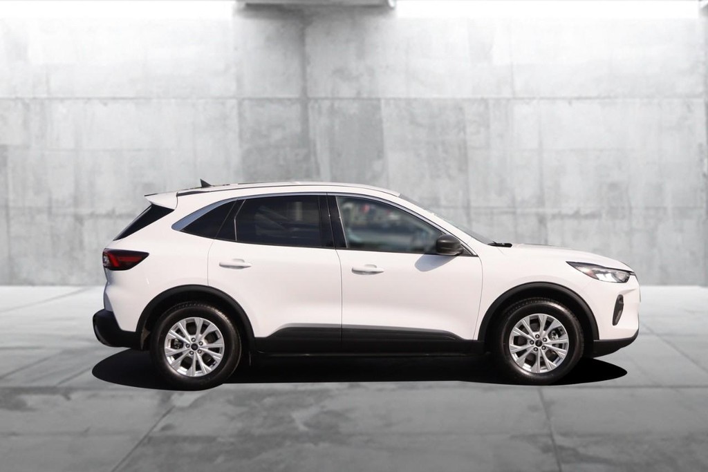 Ford Escape Vehicle Full-screen Gallery Image 5