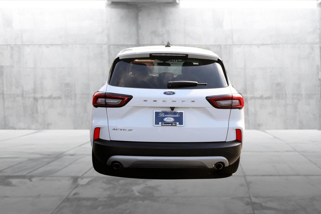 Ford Escape Vehicle Full-screen Gallery Image 6