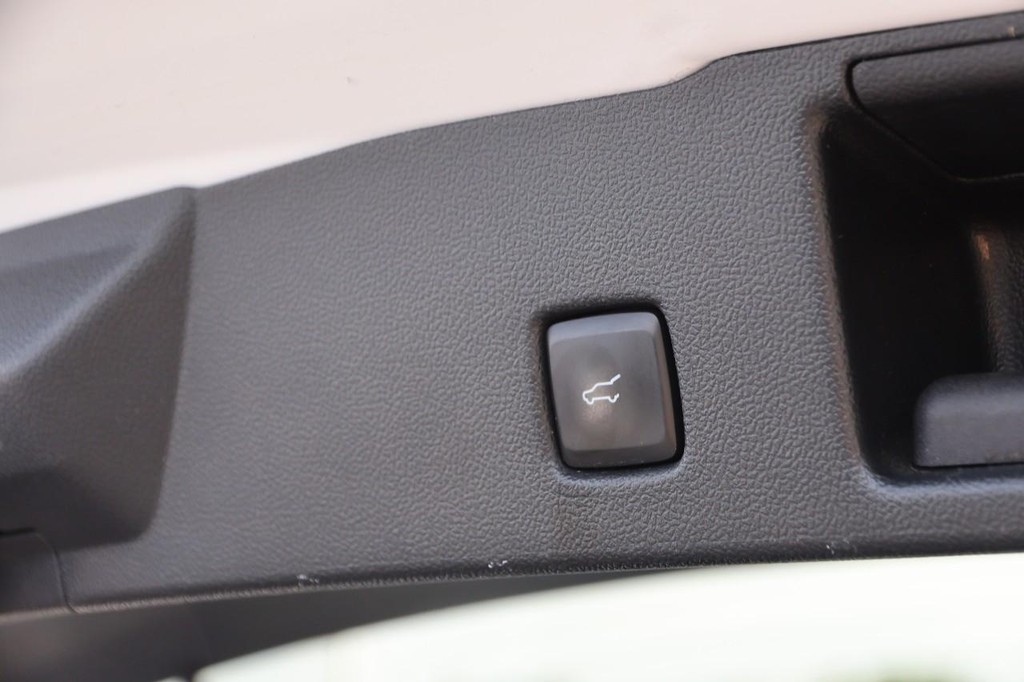 Ford Escape Vehicle Full-screen Gallery Image 8