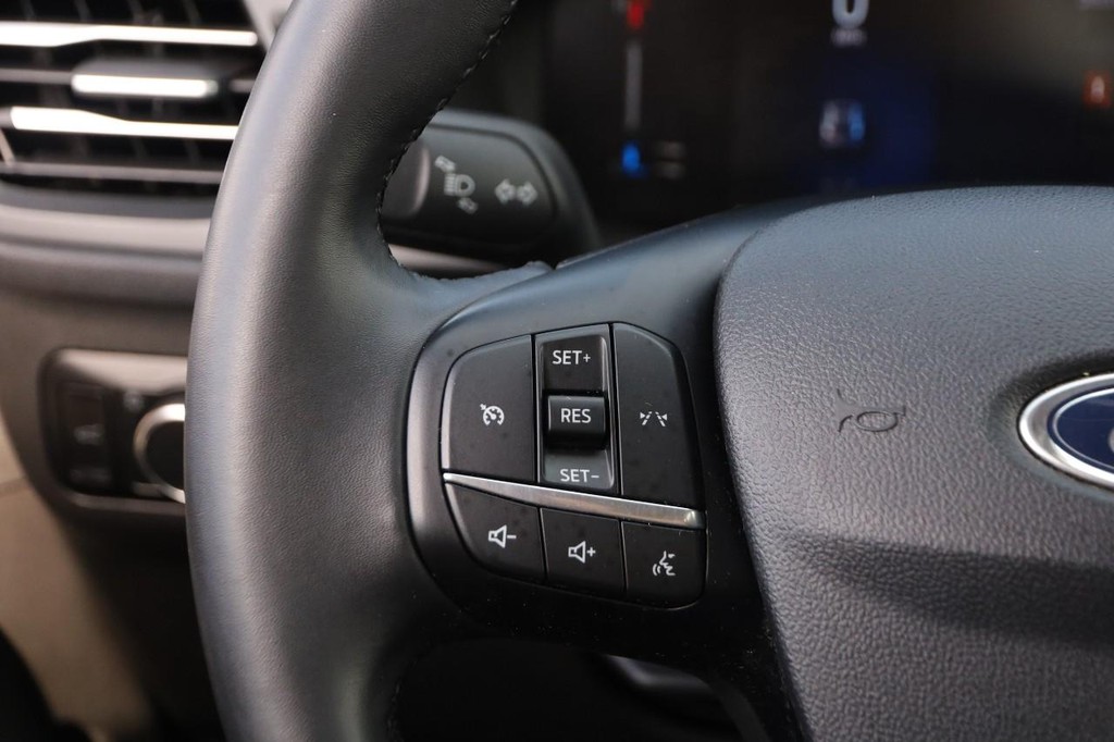 Ford Escape Vehicle Full-screen Gallery Image 12