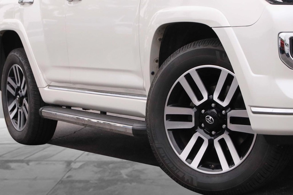 Toyota 4Runner Vehicle Full-screen Gallery Image 3