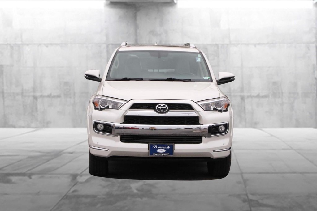 Toyota 4Runner Vehicle Full-screen Gallery Image 4