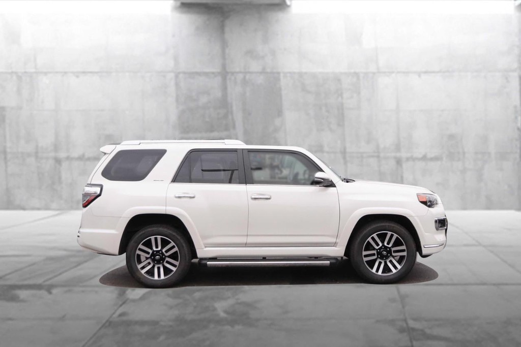 Toyota 4Runner Vehicle Full-screen Gallery Image 5