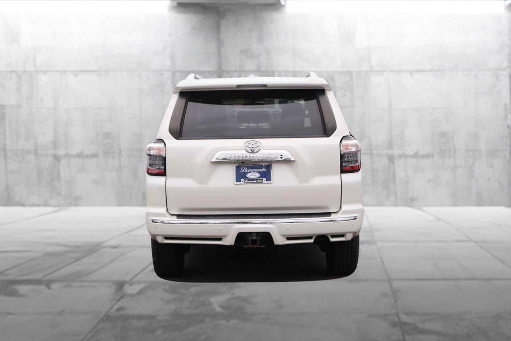 Toyota 4Runner Vehicle Full-screen Gallery Image 6