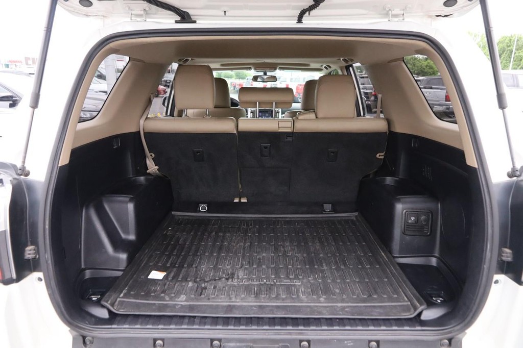 Toyota 4Runner Vehicle Full-screen Gallery Image 7