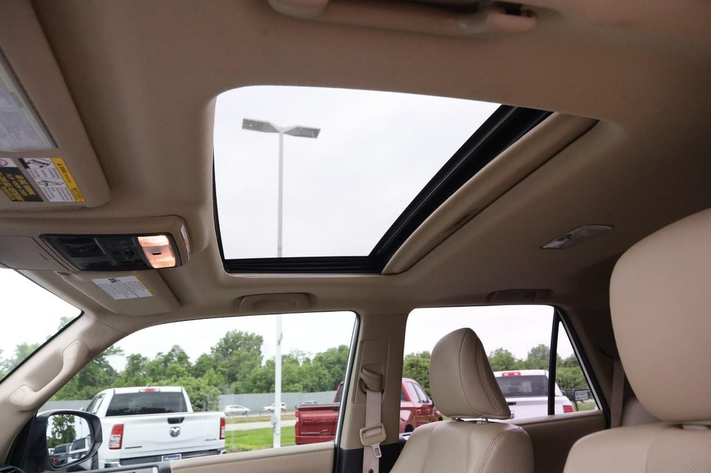Toyota 4Runner Vehicle Full-screen Gallery Image 8