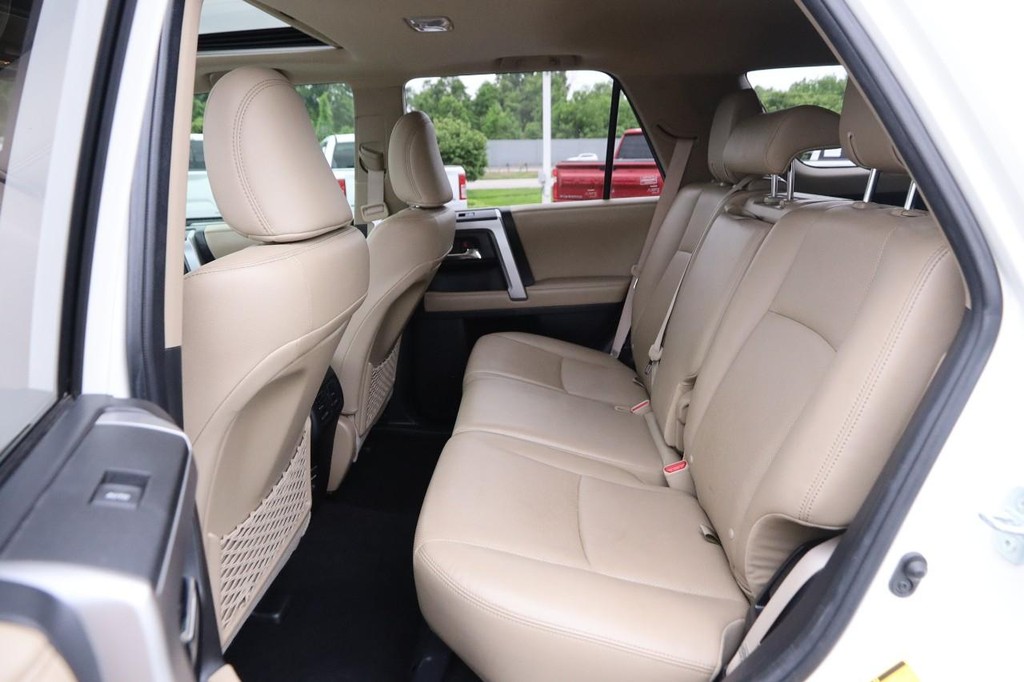 Toyota 4Runner Vehicle Full-screen Gallery Image 10