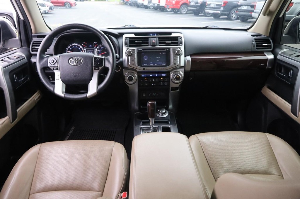 Toyota 4Runner Vehicle Full-screen Gallery Image 23