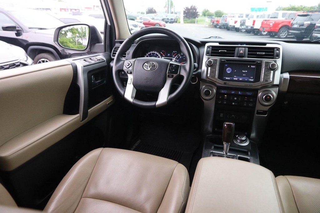 Toyota 4Runner Vehicle Full-screen Gallery Image 24