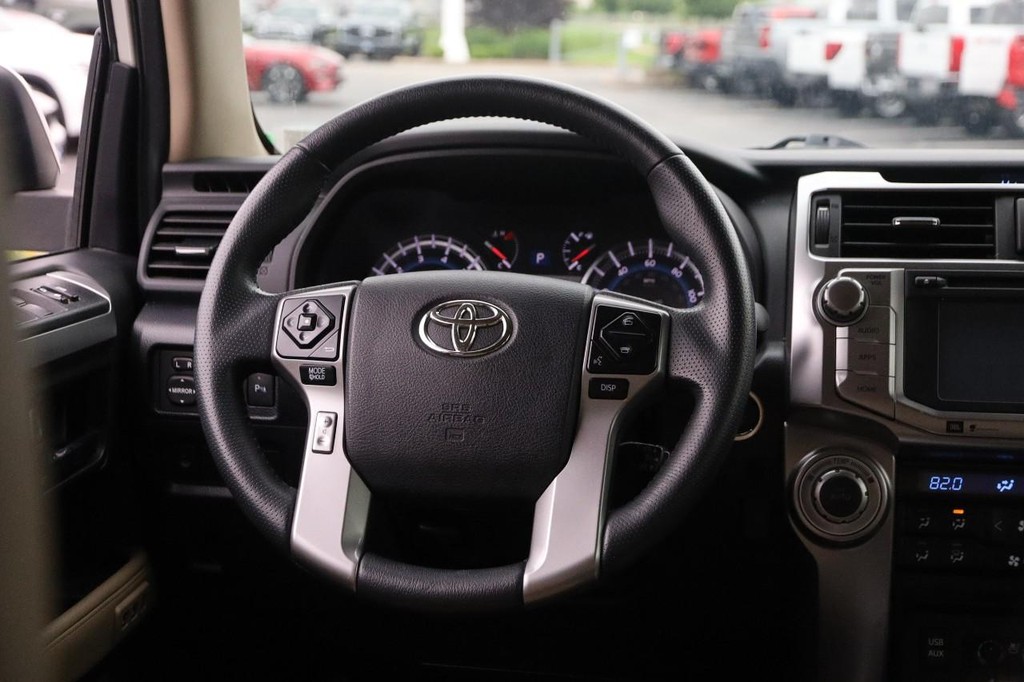 Toyota 4Runner Vehicle Full-screen Gallery Image 25