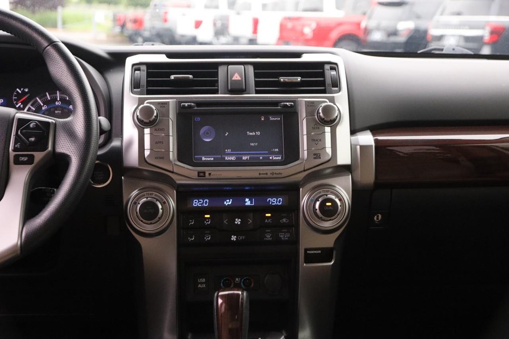 Toyota 4Runner Vehicle Full-screen Gallery Image 26