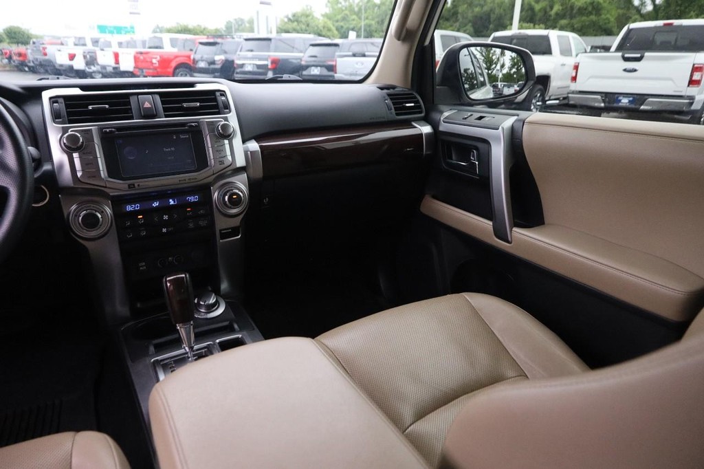 Toyota 4Runner Vehicle Full-screen Gallery Image 27