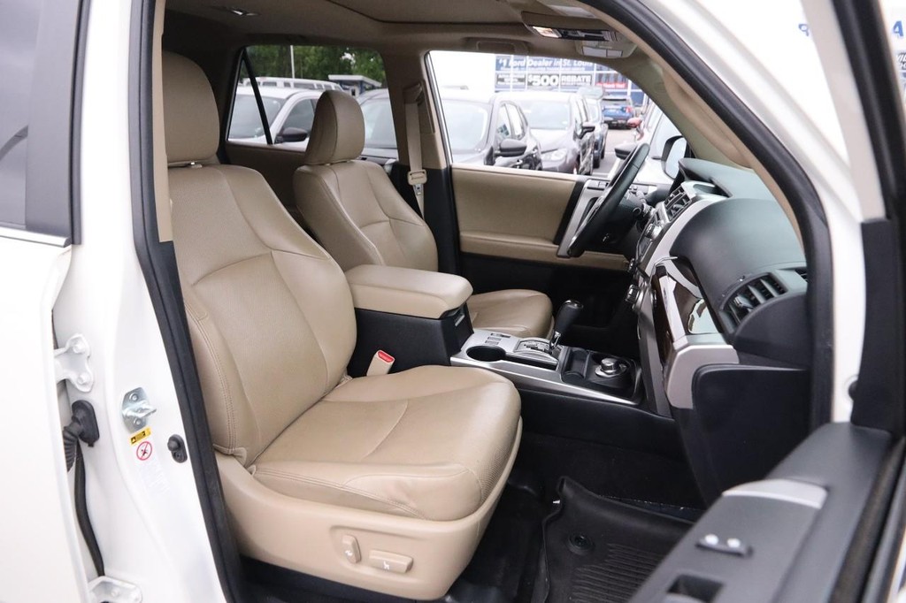 Toyota 4Runner Vehicle Full-screen Gallery Image 28