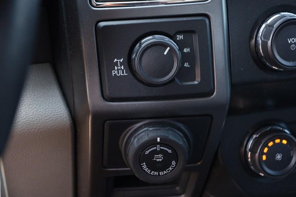 Ford F-150 Vehicle Full-screen Gallery Image 18