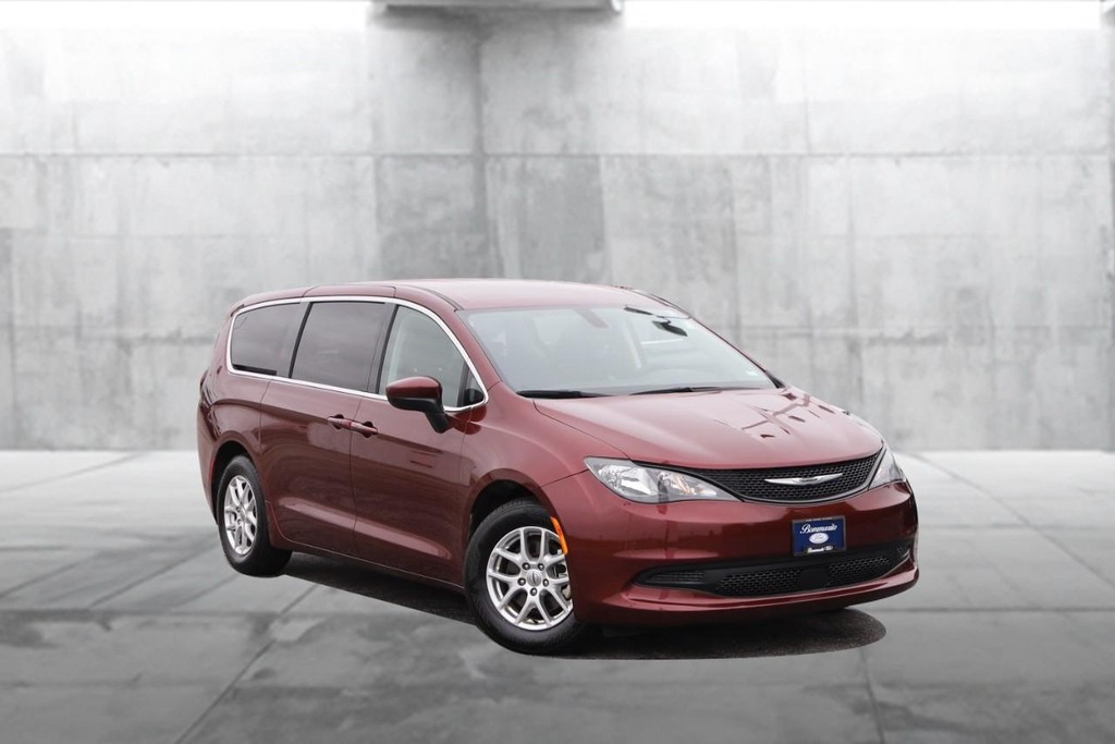 Chrysler Voyager Vehicle Full-screen Gallery Image 02