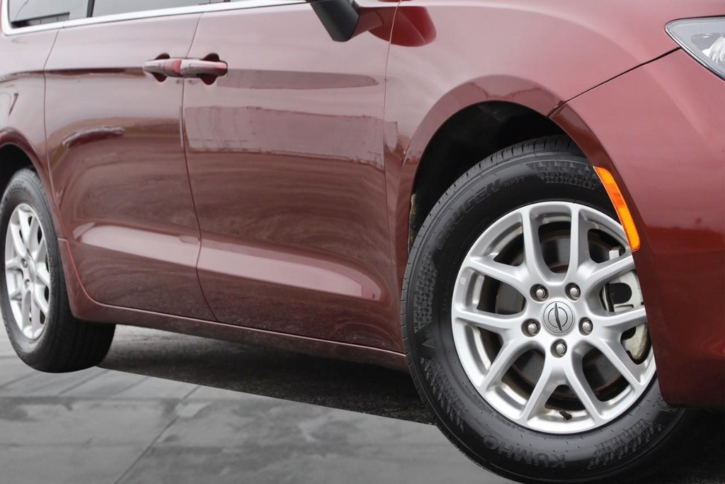 Chrysler Voyager Vehicle Full-screen Gallery Image 03