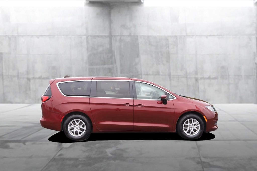 Chrysler Voyager Vehicle Full-screen Gallery Image 05