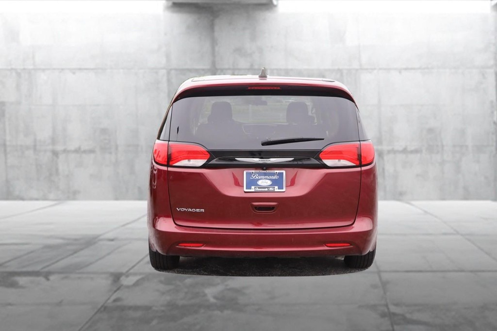 Chrysler Voyager Vehicle Full-screen Gallery Image 06