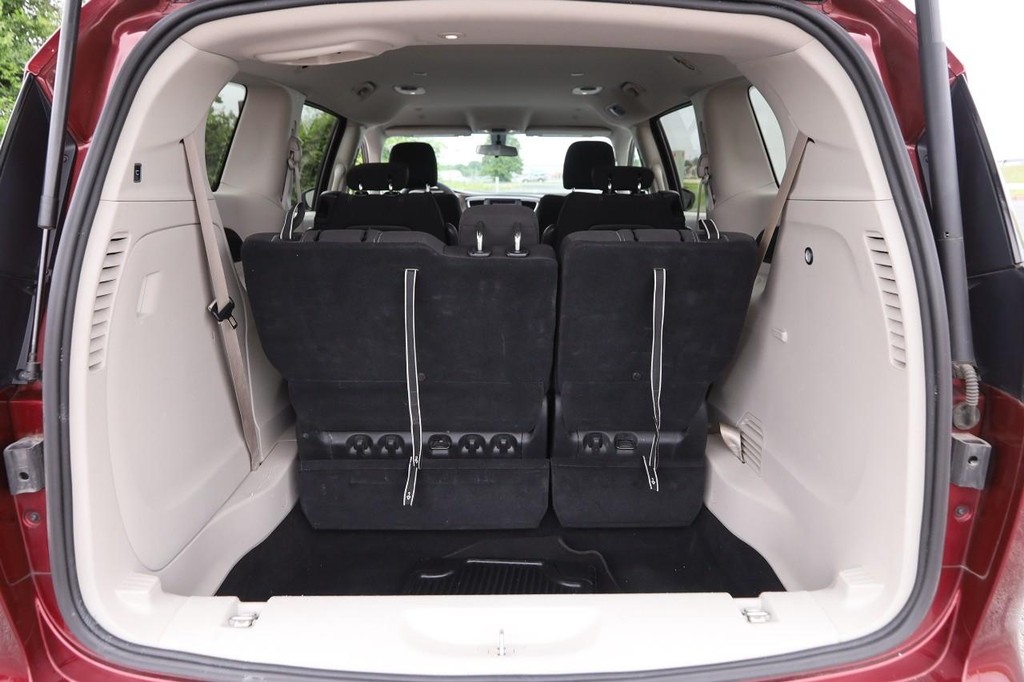 Chrysler Voyager Vehicle Full-screen Gallery Image 07