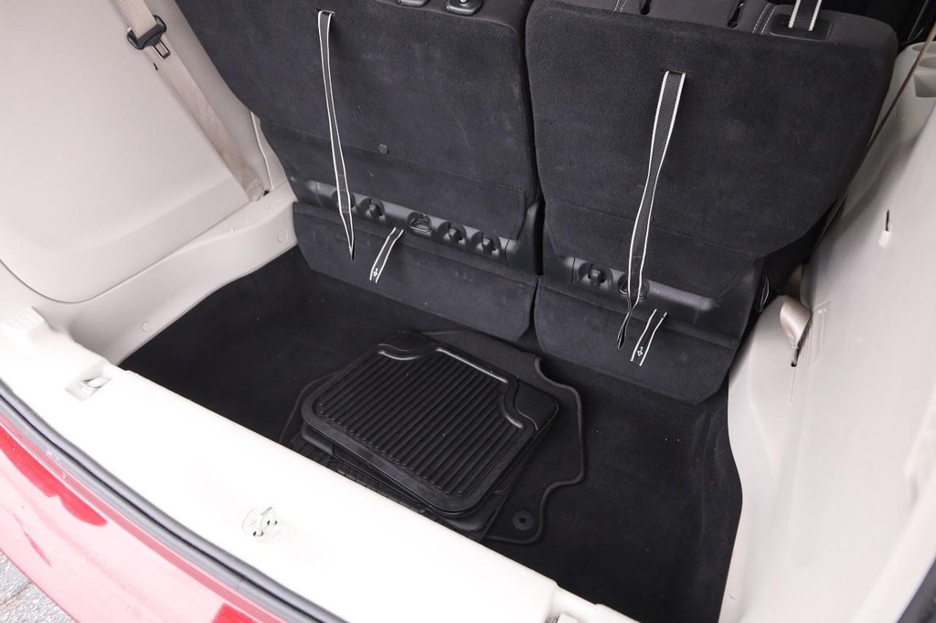 Chrysler Voyager Vehicle Full-screen Gallery Image 08