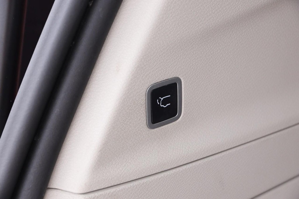 Chrysler Voyager Vehicle Full-screen Gallery Image 09
