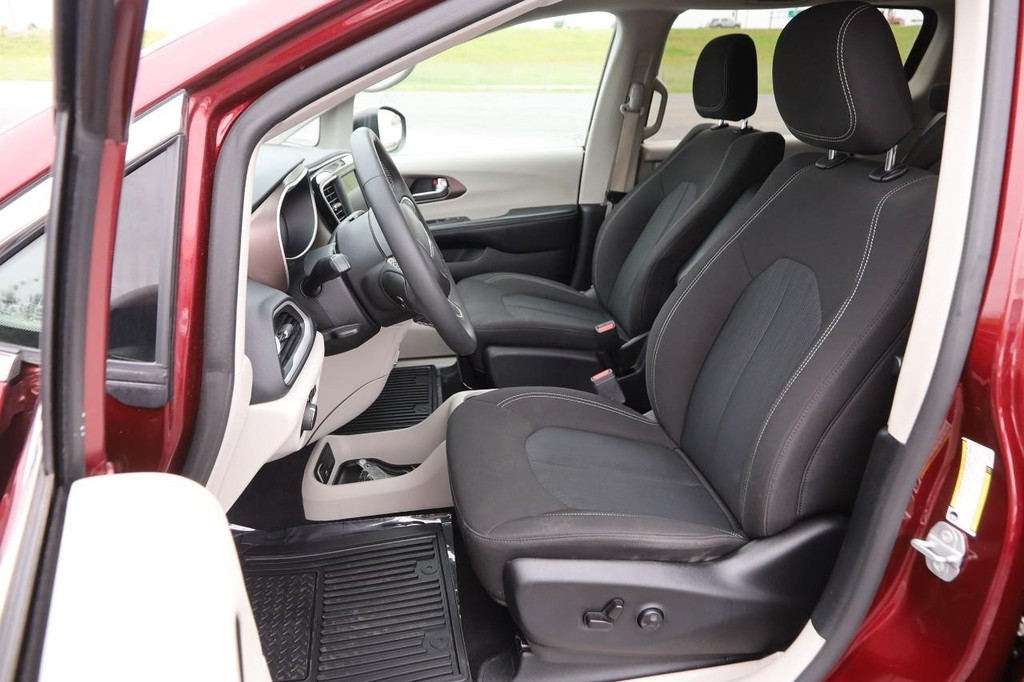 Chrysler Voyager Vehicle Full-screen Gallery Image 10
