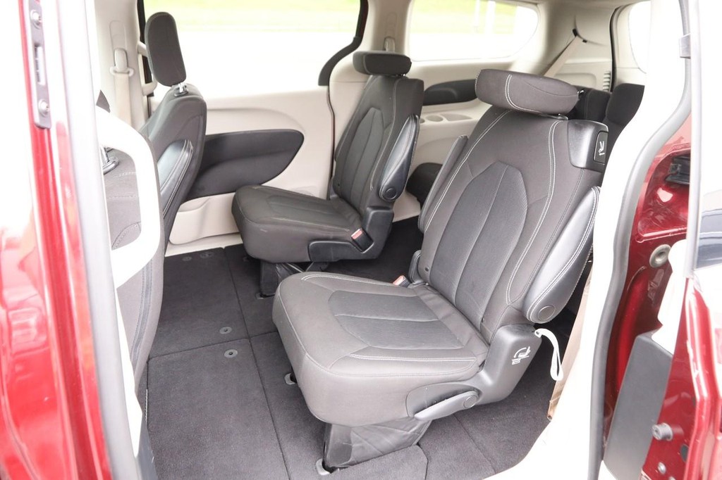 Chrysler Voyager Vehicle Full-screen Gallery Image 11