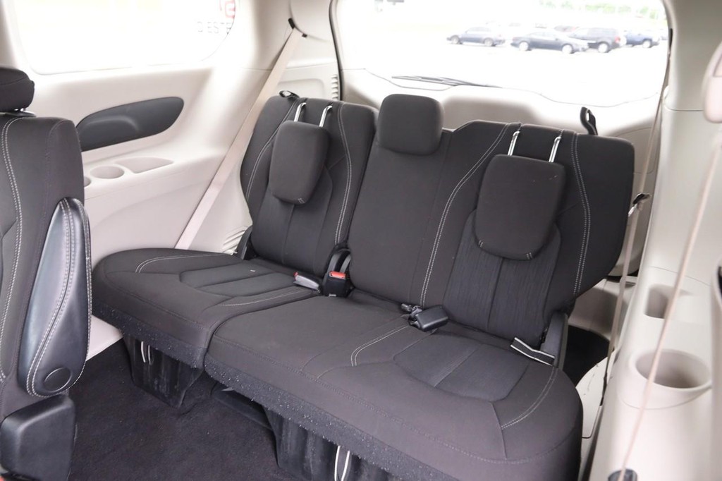 Chrysler Voyager Vehicle Full-screen Gallery Image 12