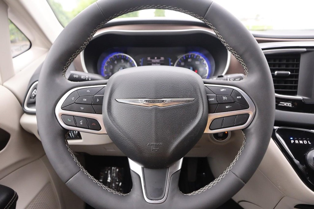 Chrysler Voyager Vehicle Full-screen Gallery Image 13