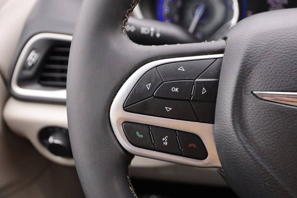 Chrysler Voyager Vehicle Full-screen Gallery Image 14