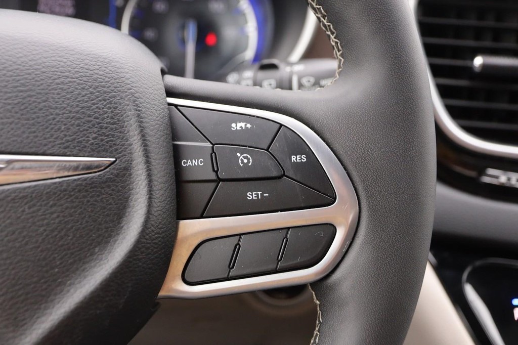 Chrysler Voyager Vehicle Full-screen Gallery Image 15